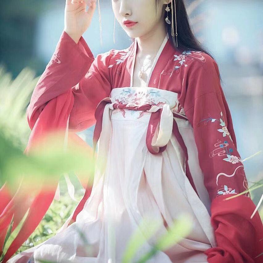 红色女款汉服图片